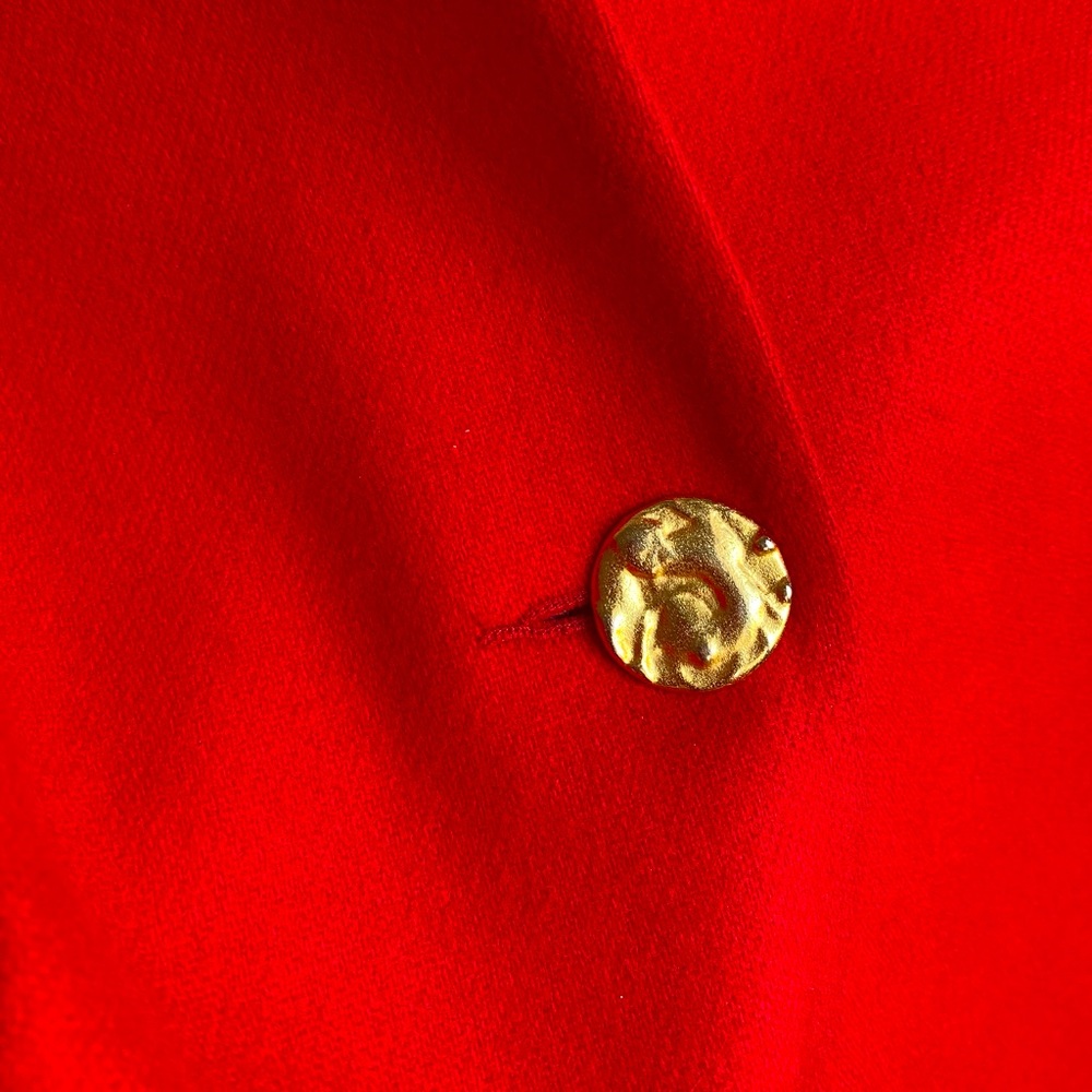 Stunning Red Blazer 🔥 With Gold Button🔅
Lightly Filled Shoulder Pads.
